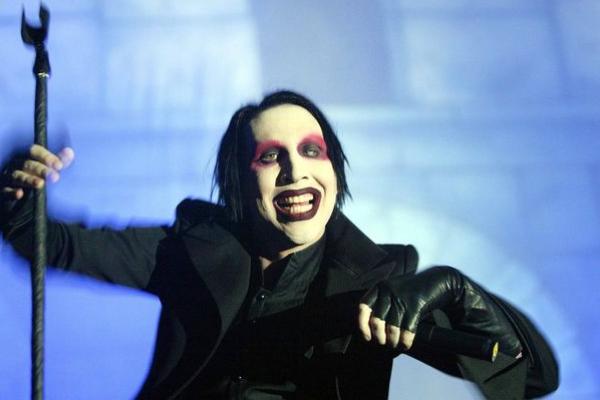 Dikira penonton hanya insiden sandiwara itu, karena Manson dikenal dengan gaya panggungnya yang kasar.