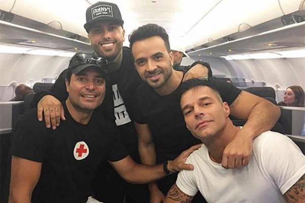 Luis Fonsi menjadi satu di antara sejumlah artis dan penyanyi yang berfoto di atas pesawat tujuan Puerto Riko.
