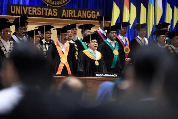 Penganugerahan tersebut dilakukan langsung oleh Rektor Unair Prof. Dr. M. Nasih, S.E., M.T., Ak.