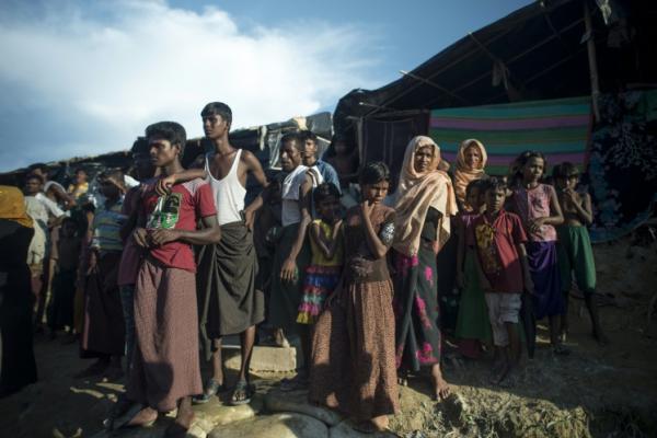 Zaw Htay menghubungkan penundaan Bangladesh dengan uang yang diajukan sejauh ini oleh masyarakat internasional untuk membantu membangun kamp pengungsi raksasa bagi Rohingya.