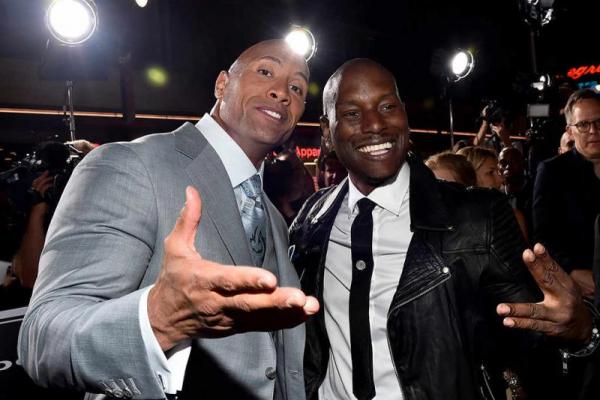 Gibson menjadi berita utama sepanjang Oktober dan November di mana dia bermusuhan dengan Dwayne Johnson.