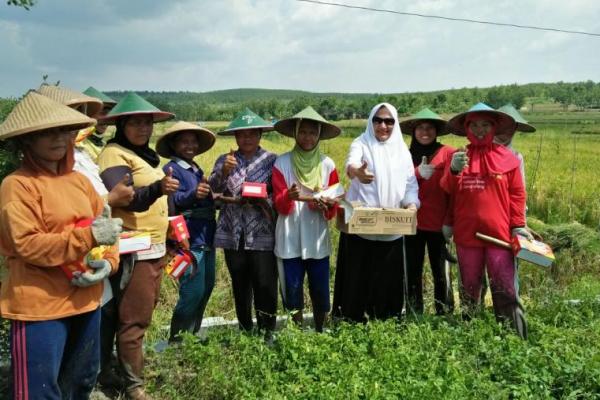 Selain berkoalisi dengan Partai Demokrasi Indonesia Perjuangan (PDIP, Mbak Anna-demikian ia disapa- aktif berkomunikasi dengan partai lainnya.