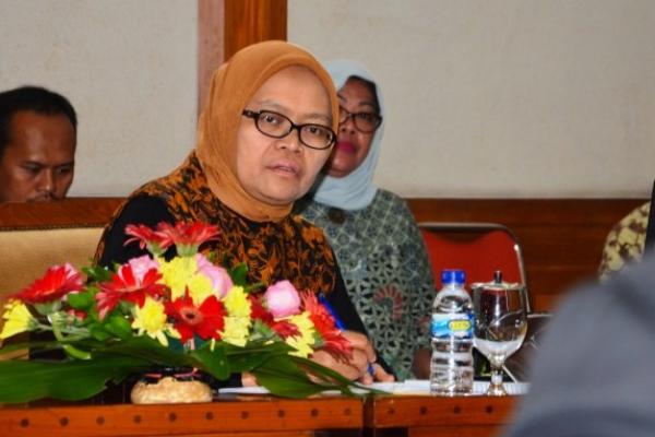 Timwas TKI DPR RI sekaligus Wakil Ketua Komisi IX DPR Ermalena mengimbau kepada Pemerintah agar mengalokasikan sebagian 20 persen anggaran pendidikan untuk mendidik dan melatih bagi calon TKI.