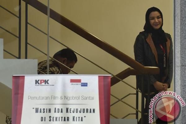 Dalam perkara gratifikasi, Rita bersama-sama Khairudin ditetapkan sebagai tersangka karena diduga menerima gratifikasi yang berhubungan dengan jabatan.