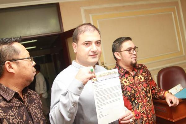Cuitan tersebut dianggap menghina Panglima TNI Gatot Nurmantyo. Sam Alinano selaku Ketua Umum Pengusaha Indonesia Muda mendatangi Kantor Komisi Penyiaran Indonesia (KPI) di Jakarta.