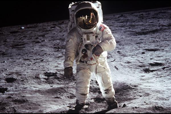 Sebelum program berawak ini, NASA juga mendorong untuk mengirim instrumen ilmiah dan alat teknologi lainnya ke bulan pada tahun 2020 atau bahkan sebelum akhir tahun ini.