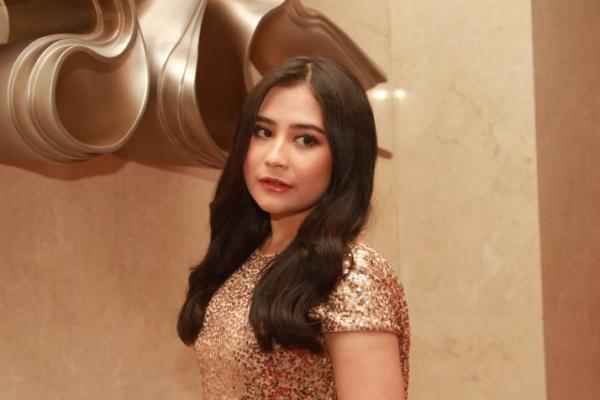 Artis muda, Prilly Latuconsina selain sibuk melakukan syuting dan bernyanyi ternyata juga disibukkan dengan aktivitas kuliah di London