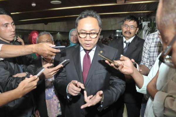 Ketua MPR Zulkifli Hasan menasihati Ketua DPR Setya Novanto untuk mematuhi proses hukum yang berlaku di tanah air. Hal itu terkait buronan oleh Komisi Pemberantasan Korupsi (KPK).