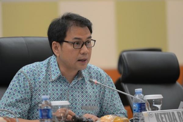 Ketua Badan Anggaran DPR, Aziz Syamsyuddin akan memenuhi panggilan Komisi Pemberantasan Korupsi (KPK) terkait kasus dugaan suap usulan dana perimbangan keuangan daerah pada RAPBNP 2018.