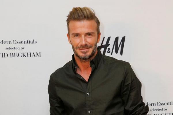 Seorang gadis asal Malaysia menolak berjabat tangan dengan pemain legendaris Manchester United, David Beckham saat berkunjung ke Malaysia.