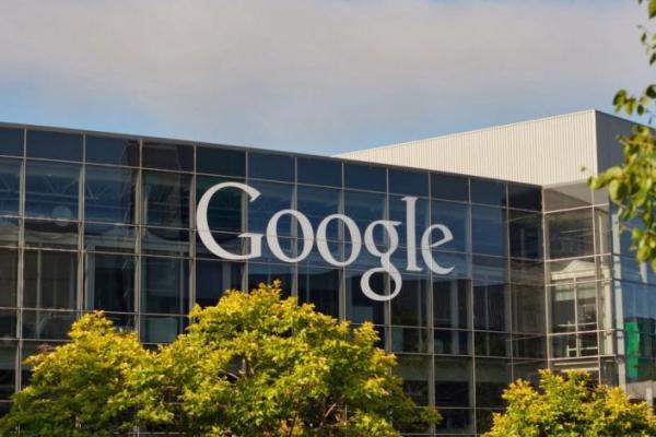 Brussels menuding Google menggunakan popularitasnya untuk menguasai pasar mesin pencarian di ponsel pintar, yang berakibat matinya sistem pencarian lain.