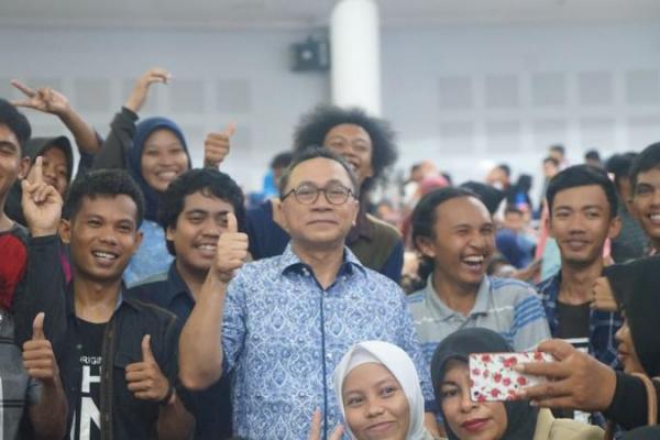 Kepada para mahasiswa, Zulkifli Hasan bercerita tentang masa lalunya di Desa Pisang Kalianda, Lampung Selatan.