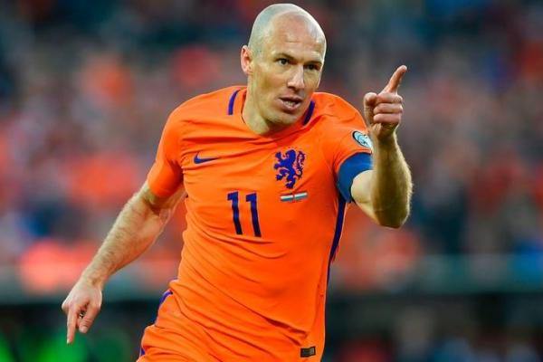 Robben mencetak 37 gol dalam 96 penampilan untuk Belanda dan merupakan bagian dari generasi berbakat yang pernah mengantar Belanda mencapai final Piala Dunia 2010.