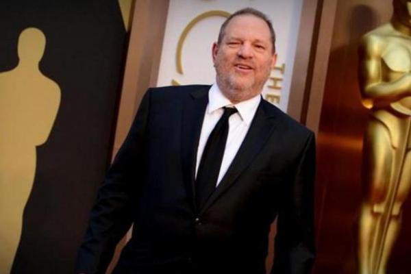 Weinstein, yang dituduh melakukan pelecehan seksual, penyerangan atau pemerkosaan oleh belasan wanita, berjalan keluar dari Elements di Scottsdale setelah makan malam 