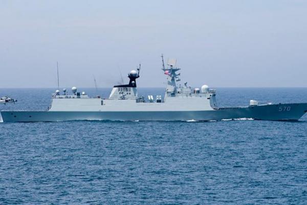 Pemerintah China mengirim kapal perang rudal terpandu, dua jet tempur dan sebuah helikopter untuk memperingatkan kapal perusak Amerika Serikat, Chafee