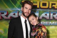 Kedatangan Miley-Hemsworth Kejutkan Pengunjung El Capitan Theater