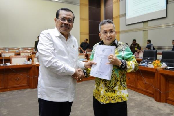 Komisi III DPR RI mendesak Kejagung untuk mengefektifkan asas ‘Single Prosecution System’ (sistem penuntutan tunggal) dalam penanganan seluruh tindak pidana, termasuk tindak pidana korupsi.