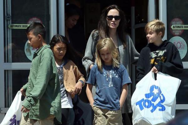 Mereka tidak mau melihat ibunya sendirian, jadi seperti Angelina akan menyerah dan tinggal di Los Angeles.