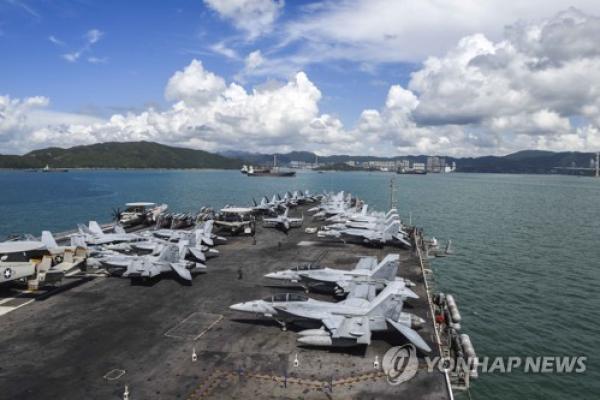 USS Ronald Reagan Kapal perang terbesar Angkatan Laut Amerika Serikat di Asia, dengan awak 5.000, berlayar sejauh 100 mil (160,93 km), dan meluncurkan hampir 90 pesawat tempur F-18 Super Hornet.