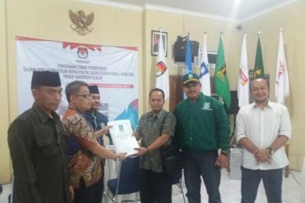 Berkas persyaratan diserahkan langsung oleh 20 pengurus DPC PKB Cilacap