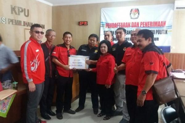 Ratusan kader dan simpatisan PDI Perjuangan (PDIP) wilayah Jakarta Timur (Jaktim) hadir dalam pendaftaran calon peserta Pemilu 2019 di kantor KPU Jaktim.