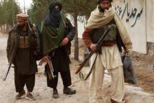 Dalam insiden terpisah pada Senin, sembilan polisi tewas dan tujuh lainnya terluka dalam bentrokan dengan gerilyawan Taliban.