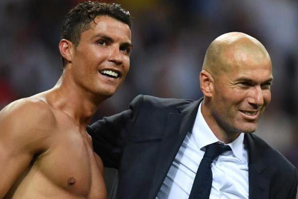 Cristiano Ronaldo dan Zinedine Zidane menurut prediksinya, akan meraih titel bergengsi tersebut.
