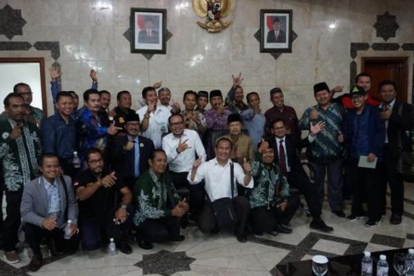 Dukungan ini disampaikan saat perwakilan tokoh masyarakat, ormas dan sejumlah LSM bertemu Menteri Ketenagakerjaan Republik Indonesia M. Hanif Dhakiri di Kantor Konsulat Jenderal RI