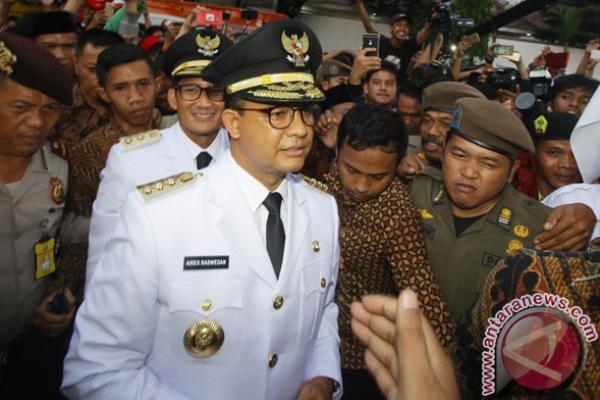 Proyek pembangunan yang tertunda ini, kata Anies, merupakan praktik yang tidak akan kami biarkan. Mereka yang menjadi penghambat untuk bertanggung jawab dan pastikan dituntaskan