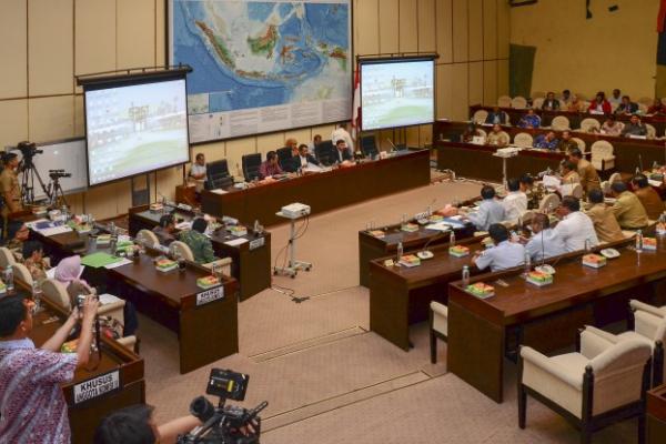 Sebanyak tujuh fraksi di DPR menerima Perppu tentang Ormas yang diterbitkan Presiden Jokowi untuk segera disahkan menjadi UU dalam rapat Paripurna DPR, Selasa (24/10).