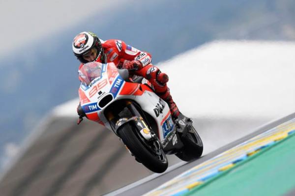 Stoner menuntut Lorenzo untuk memperbaiki performanya di musim depan dan bisa tampil lebih lagi menunggangi Ducati.