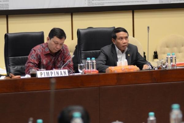 Dalam rangka menghindari kontroversi dan untuk meyakinkan masyarakat terkait Perppu Ormas yang diterbitkan Presiden Jokowi, Komisi II DPR meminta masukan kepada sejumlah pakar dan tokoh agama.