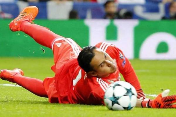 PSG dilaporkan tertarik pada Navas dan juga AC Milan Gianluigi Donnarumma.