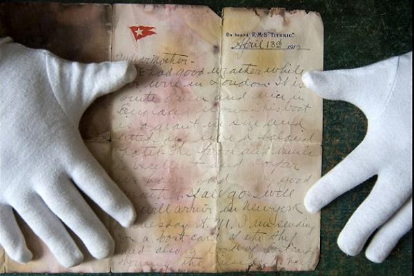 Titanic karam di Samudera Atlantik pada 1912 setelah menabrak gunung es dalam pelayaran perdananya dari Southampton, Inggris, ke New York City, Amerika Serikat.