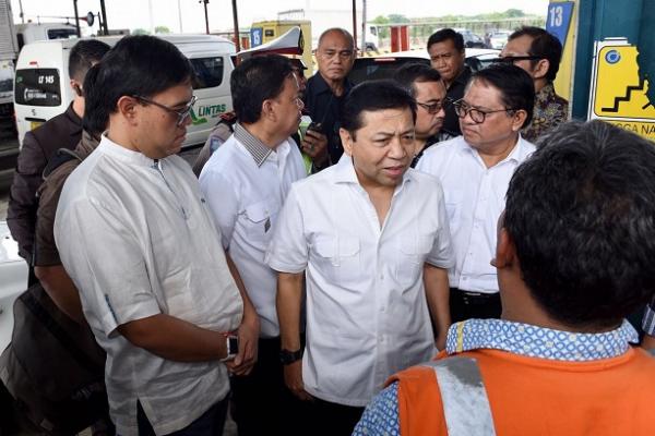 Ketua DPR Setya Novanto mendukung langkah pemerintah yang sedang menggencarkan transaksi non tunai di pintu tol. Bagaimana manfaatnya?