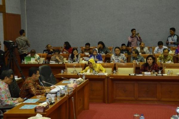 Komisi X DPR meminta Kementerian Pendidikan dan Kebudayaan (Kemendikbud) segera mempercepat proses pencairan Program Indonesia Pintar (PIP) tahun 2017.