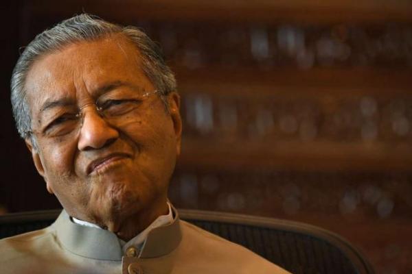 Mahathir juga mengkritik perlakuan pemerintah Myanmar terhadap Muslim Rohingya yang minoritas.