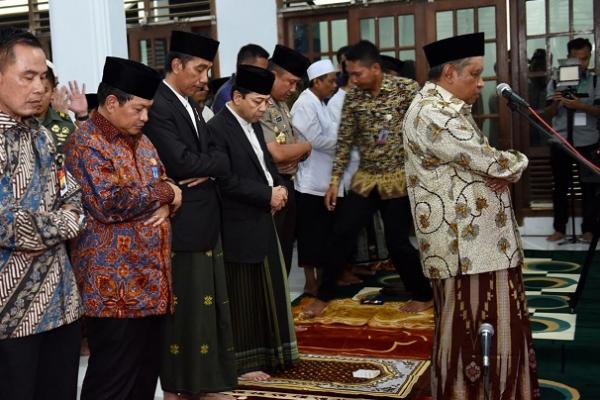 Ketua DPR RI Setya Novanto (Setnov) menghadiri Haul ke-28 Almarhum KH. Said Aqil Siroj, kakek Ketua Umum PBNU KH. Said Aqil Siroj. Acara berlangsung di Pondok Pesantren KHAS, Kempek, Cirebon.