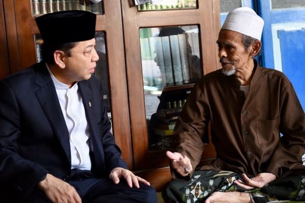 Ketua DPR Setnov menyempatkan mampir ke Pondok Pesantren Sidogiri di Kabupaten Pasuruan untuk silaturahim dengan para pengasuh pondok, KH. Fuad Nur Hasan dan sesepuh pengasuh KH. Nawawi Djalil.