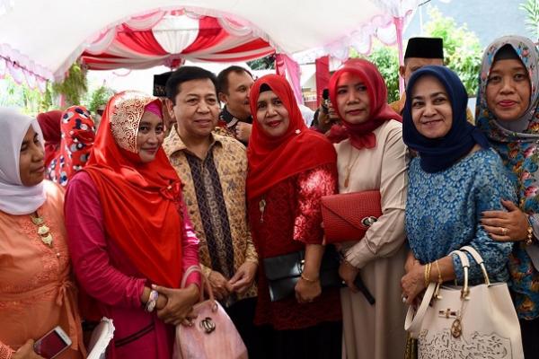 Ketua DPR Setya Novanto (Setnov) diserbu ibu-ibu ketika menghadiri acara pernikahan, di Kupang, Nusa Tenggara Timur (NTT).