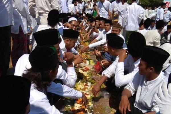 Makan Tabhek atau makan nasi dengan alas daun pisang oleh ribuan santri ini dilakukan dalam rangka memperingati Hari Santri Nasional (HSN).