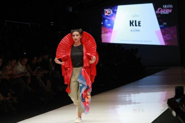 Karya tersebut merupakan kali pertama mereka tampilkan di pagelaran busana bergengsi Jakarta fashion Week 2018 yang digelar mulai 21 sampai dengan 27 Oktober 2017.