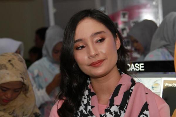 Perempuan kelahiran Jakarta 21Mei 1997 sangat senang saat break dari syuting, Shapira langsung mendapat banyak tawaran dari main film layar lebar.