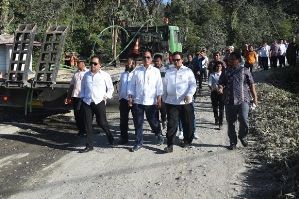 Komisi V DPR meninjau kondisi infrastruktur yang ada di Kabupaten Tapanuli Utara (Taput). Komisi V DPR berharap ada sentuhan signifikan dari DPR terutama kondisi infrastrutur jalan utama di wilayah Tapanuli Utara yang perlu menjadi prioritas utama.