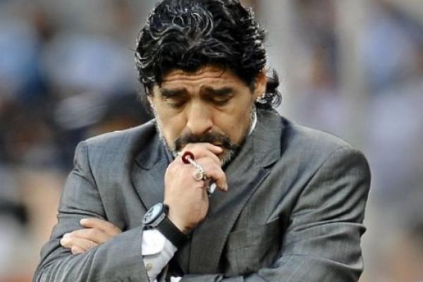 Pada saat berlangsung bertandingan, Maradonan sempat terlihat berteriak dan terlihat tegang.