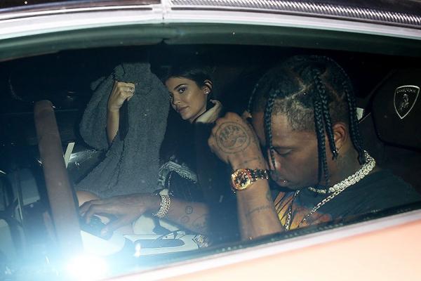 Kylie Jenner memohon supaya Travis Scott tidak pergi ke mana pun.