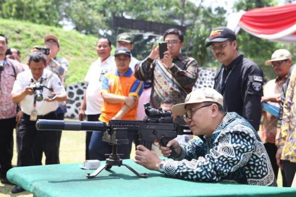 Zulkifli berharap Polri dan TNI memberikan keberpihakan yang lebih pada Pindad. Ia menekankan jangan sampai industri strategis ini dikuasi produk asing.