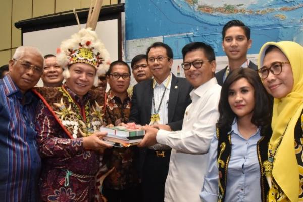 Komisi II DPR menerima kunjungan Masyarakat Kalimantan Utara (Kaltara) untuk membahas usulan penetapan Daerah Otonomi Baru (DOB). Dalam pertemuan tersebut Wakil Ketua Komisi II DPR Fandi Utomo mengatakan daerah persiapan DOB ditanggung oleh kabupaten induknya.