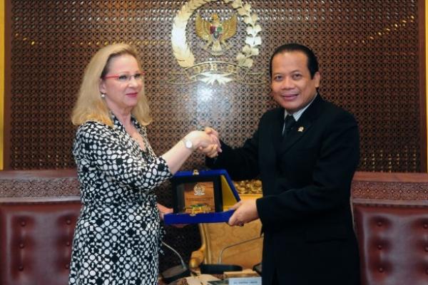 Wakil Ketua DPR RI Korekku Taufik Kurniawan menerima kunjungan Duta Besar Finlandia untuk Indonesia H.E Ms. Paivi Hiltunen-Toivio, di Gedung DPR, Jakarta yang ingin menyampaikan kabar mengenai rencana kedatangan Delegasi Parlemen Finlandia ke Indonesia.