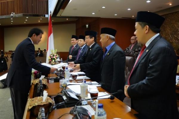 Rapat Paripurna DPR RI mensahkan Rancangan Undang-Undang tentang Anggaran Pendapatan dan Belanja Negara Tahun 2018 (RAPBN 2018) menjadi Undang-Undang tentang Anggaran Pendapatan dan Belanja Negara Tahun  2018 (APBN 2018).